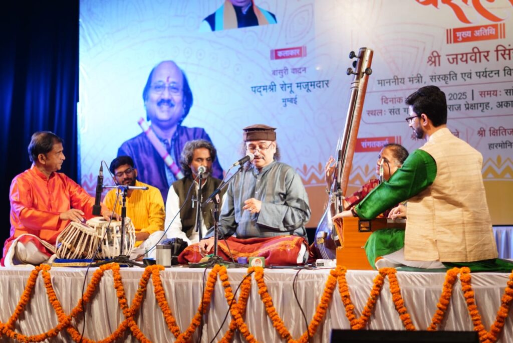 धरोहर में गूंजी पद्मश्री रोनू मजूमदार की बंसी, पं. रघुनंदन पणशीकर का अलौकिक गायन