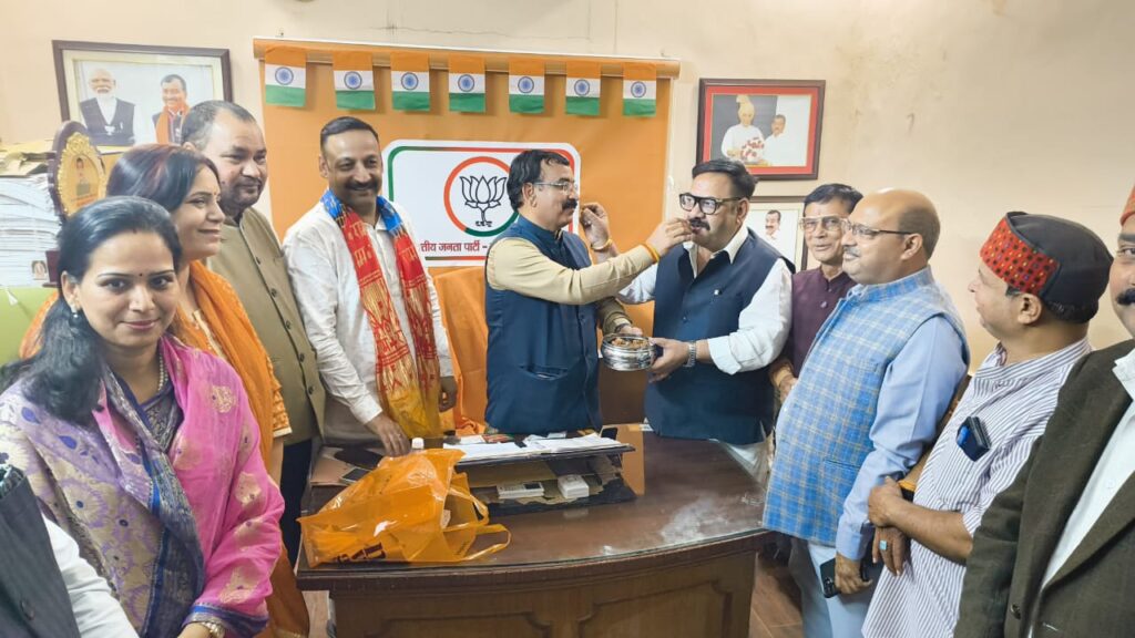 आनंद द्विवेदी ने बिहार में एनडीए की प्रचण्ड बहुमत से जीत पर कार्यकर्ताओं को मिठाई खिलाकर जश्न मनाया