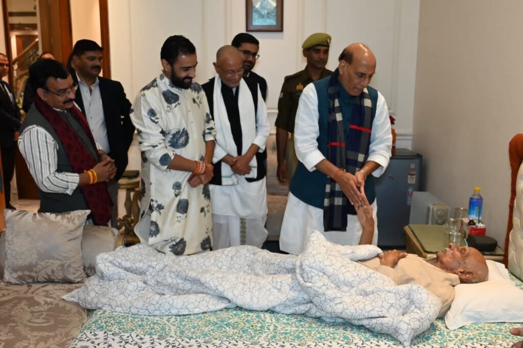 रक्षामंत्री राजनाथ सिंह का करुण स्पर्श : संवेदना के दीप से आलोकित हुई दो शोकाकुल गृहस्थियाँ—