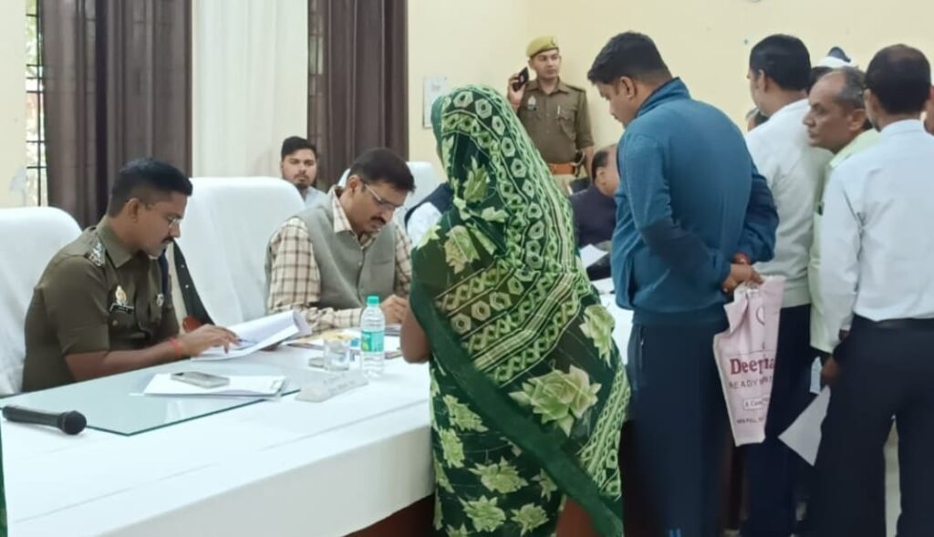 “घोसी में समाधान का सर्जिकल स्ट्राइक: DM प्रवीण मिश्र की फटकार, शिकायतकर्ताओं को मौके पर ही दें इंसाफ”