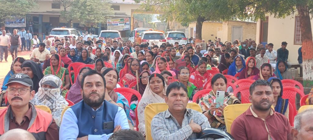 ऊर्जा एवं नगर विकास मंत्री ए. के. शर्मा ने मधुबन के सदगुरु कबीर पब्लिक विद्यालय, गांगेबीर में आयोजित बिजली सेवा शिविर में की सहभागिता