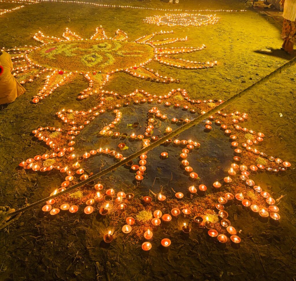 “24 कुंडीय महायज्ञ की अग्नि, 24,000 दीपों का आलोक—लखनऊ में प्रज्ञा-जागरण का नवयुग आरंभ, मातृशक्ति ने थामी अध्यात्म-परिवर्तन की ध्वजा”