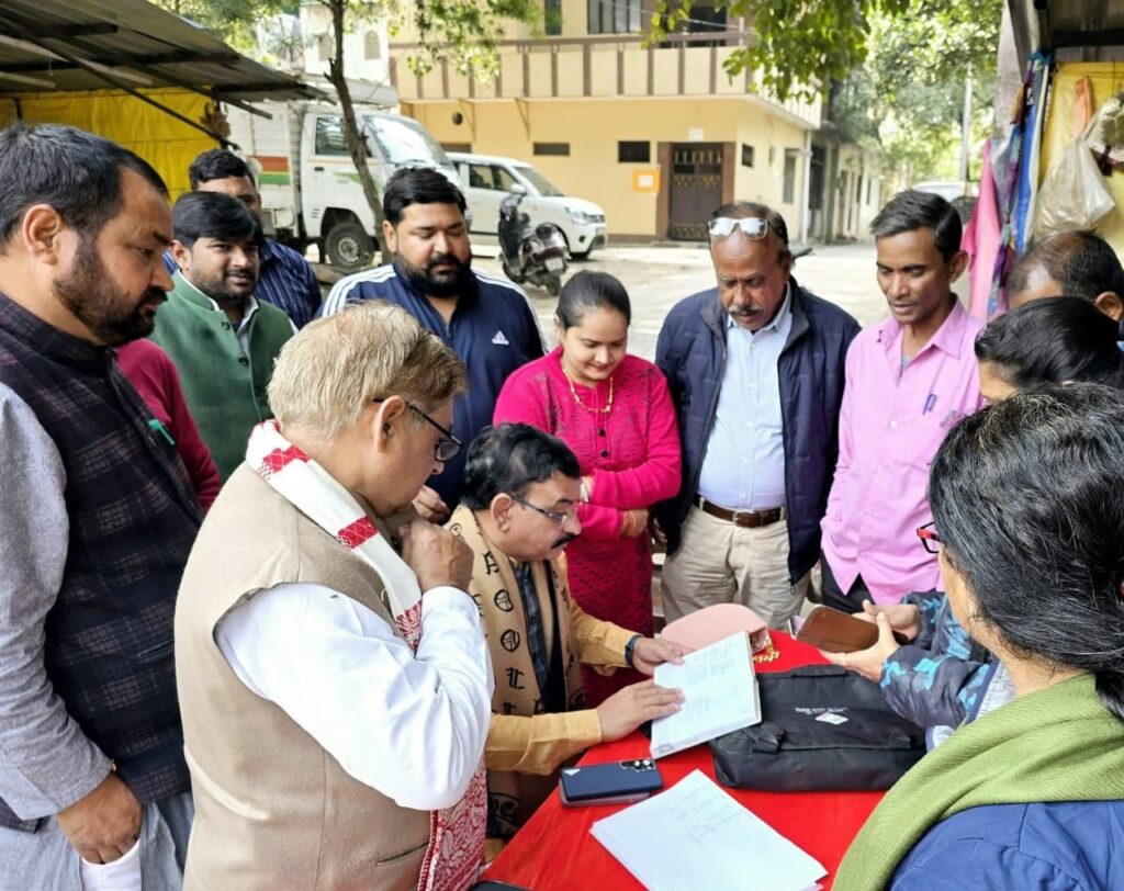 शत प्रतिशत फार्म जमा कराने के लिए भाजपा कार्यकर्ता बूथ पर सक्रिय