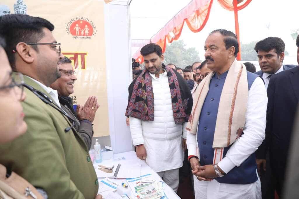 उपमुख्यमंत्री केशव मौर्य ने अटल स्वास्थ्य मेला-6 मे दिव्यांग जनों को बांटी ट्राई साइकिल, बैसाखी चश्मा और सहायक उपकरण