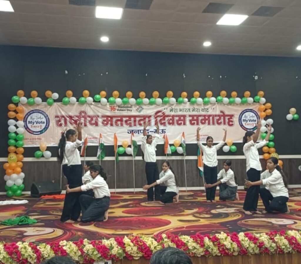 राष्ट्रीय मतदाता दिवस पर दिलाई गई मतदाता शपथ, नए मतदाताओं को मिले पहचान पत्र