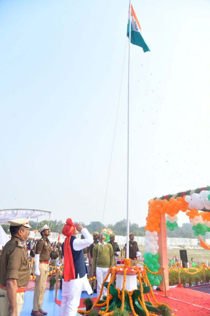 गणतंत्र दिवस पर राष्ट्रभक्ति का विराट दृश्य : ऊर्जा मंत्री ए.के. शर्मा ने पुलिस लाइन मऊ में किया ध्वजारोहण, परेड की ली सलामी