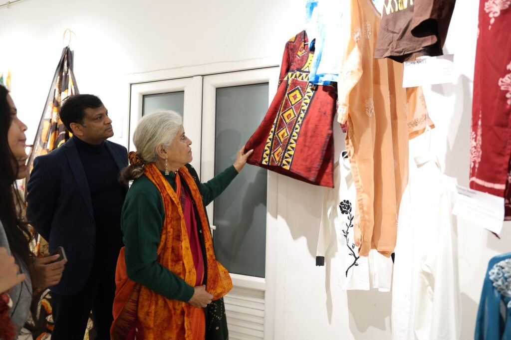 ताना-बाना’ प्रदर्शनी में उभरी वस्त्र-कला की सृजनात्मक उड़ान