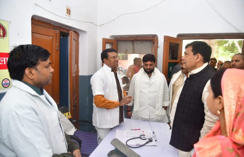 मऊ भ्रमण के दौरान नगर विकास एवं ऊर्जा मंत्री ए. के. शर्मा का प्राथमिक स्वास्थ्य केंद्र मधुबन का आकस्मिक निरीक्षण