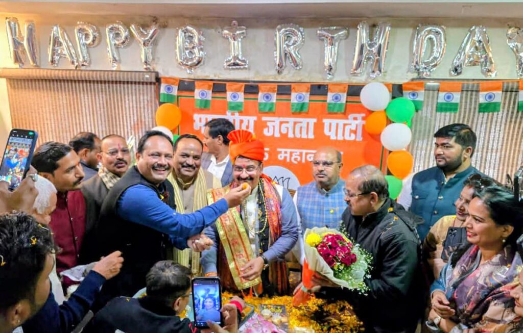 लखनऊ महानगर कार्यकर्ताओं का शक्ति–प्रदर्शन: संगठनात्मक उल्लास के बीच महानगर अध्यक्ष आनंद द्विवेदी का जन्मदिवस उत्सवपूर्वक सम्पन्न