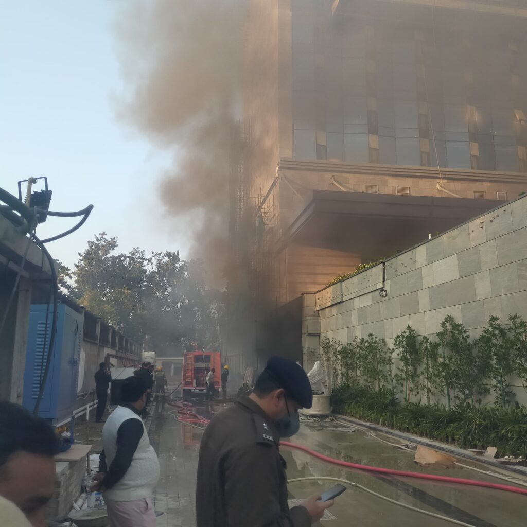 गोमती नगर में भीषण अग्निकांड टलते-टलते टला: विभूति खंड स्थित नवनिर्मित बेसमेंट आग की चपेट में, प्रशासन की तत्परता से बची बड़ी तबाही