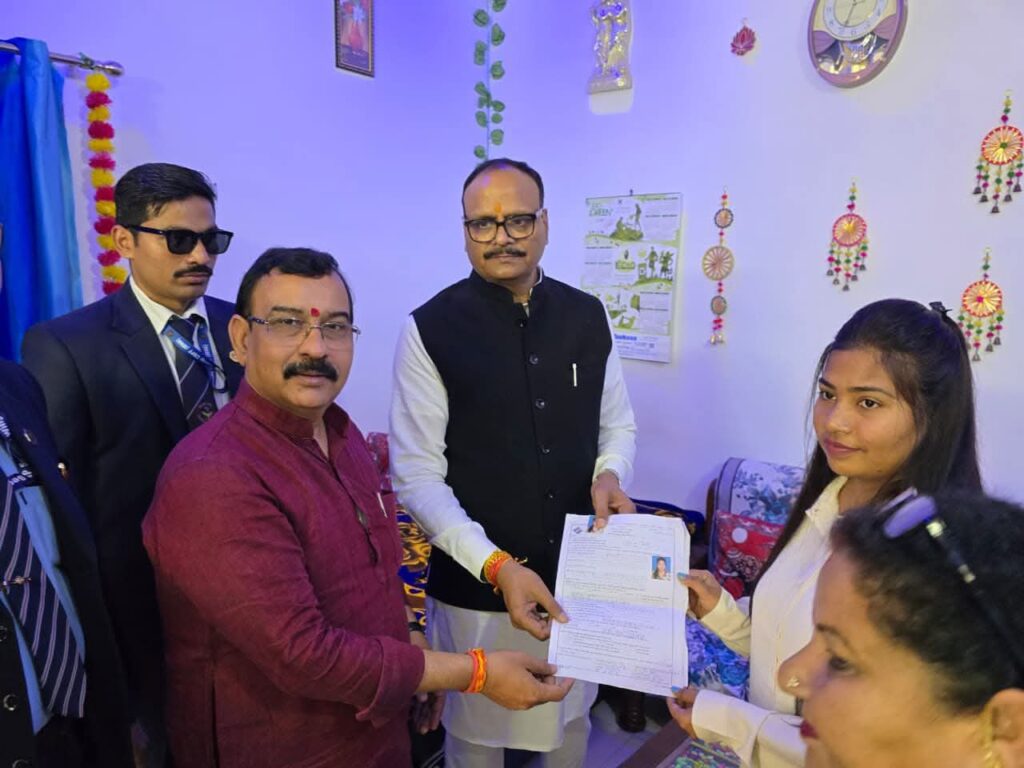 विशेष गहन पुनरीक्षण अभियान के अंतर्गत उपमुख्यमंत्री ने किया मतदाता शिविर का निरीक्षण, नवमतदाताओं का किया सम्मान