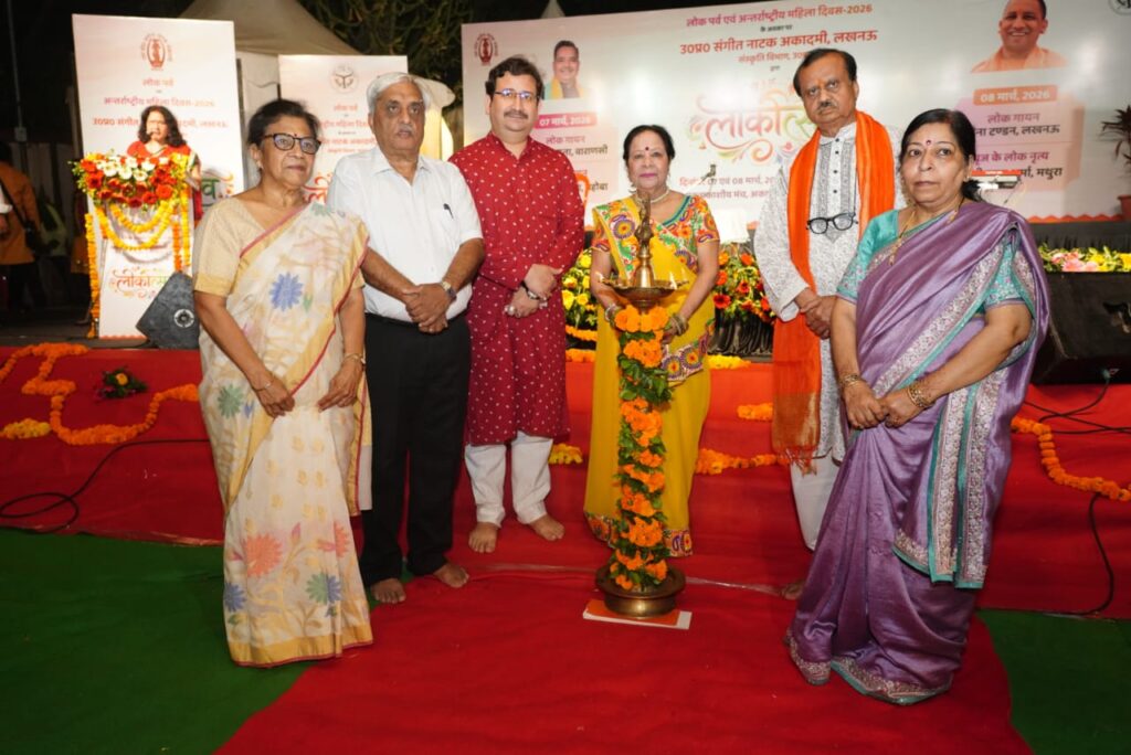 लोकोत्सव में होली के सुर-रंग का अनुपम समागम : रीना टंडन के सुर और मुरारी लाल शर्मा के नृत्य ने रचा ब्रज का सजीव उल्लास