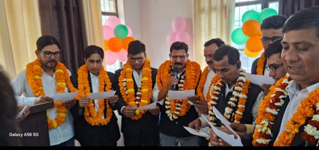 पदाधिकारियों को दिलाई गई पद एवं गोपनीयता की शपथ, अधिवक्ता एकता पर दिया गया विशेष बल