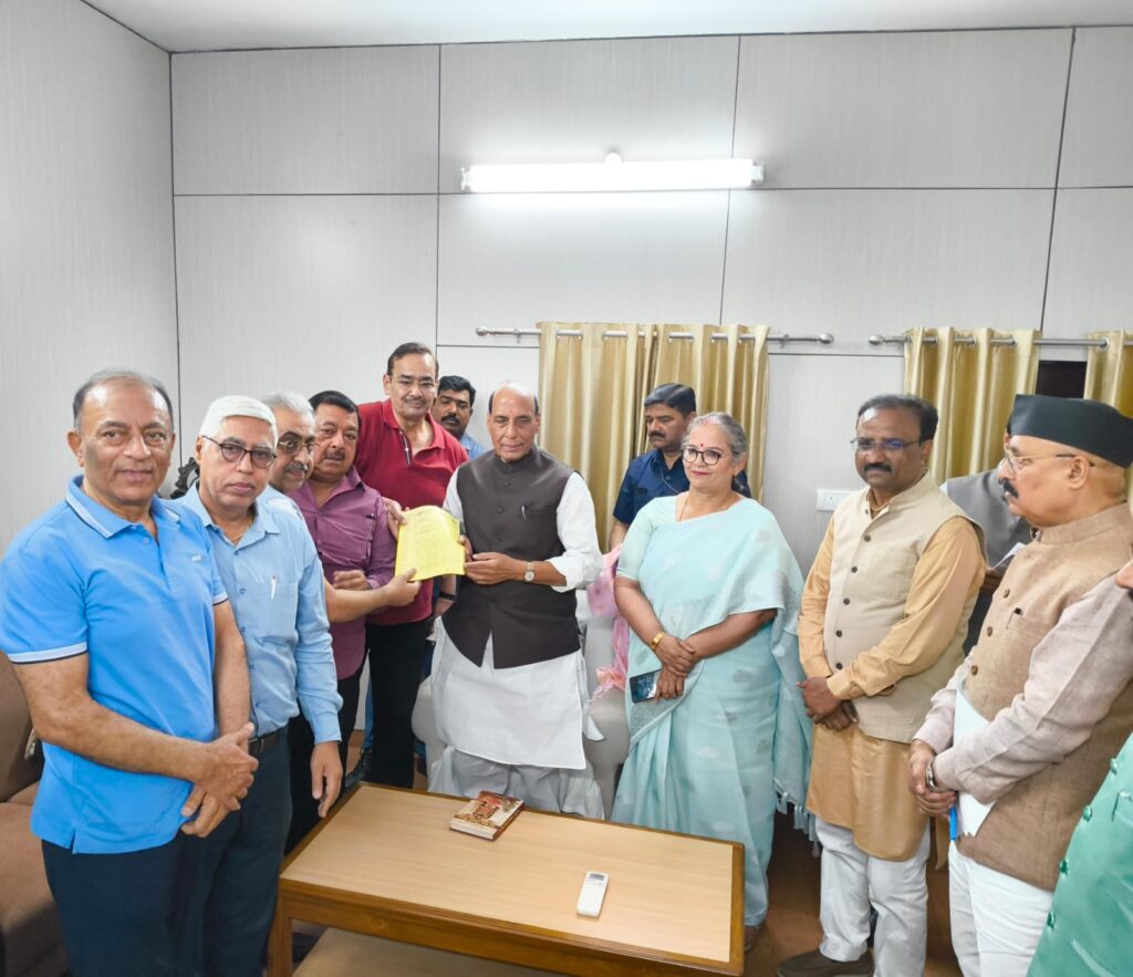 रक्षा मंत्री राजनाथ सिंह से विविध सामाजिक संगठनों के प्रतिनिधिमंडलों की भेंट, विकास कार्यों के लिए व्यक्त किया आभार