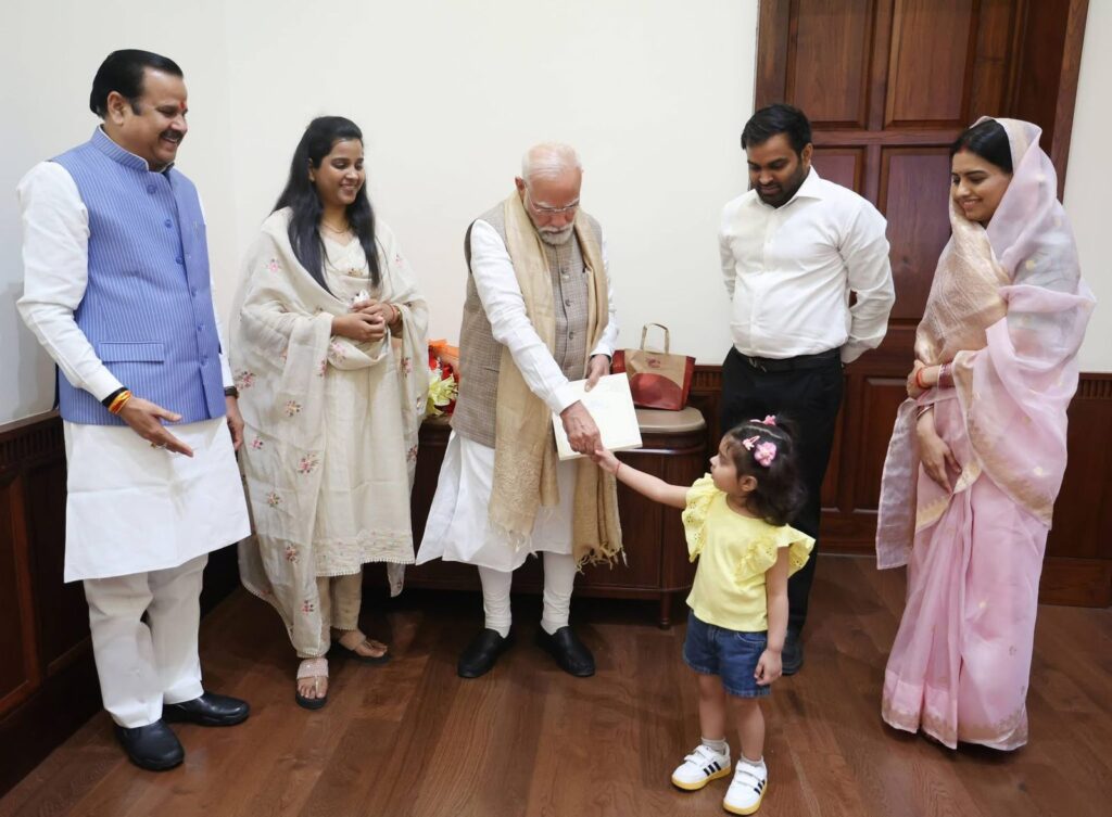 सत्ता-संवाद के केंद्र में एक पारिवारिक निमंत्रण, राजनीति के संकेतों से सराबोर मुलाक़ात