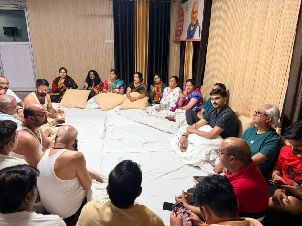 वरिष्ठ भाजपा नेता डॉ. नीरज सिंह ने कार्यकर्ताओं संग किया रात्रि प्रवास एवं आत्मीय सहभोज