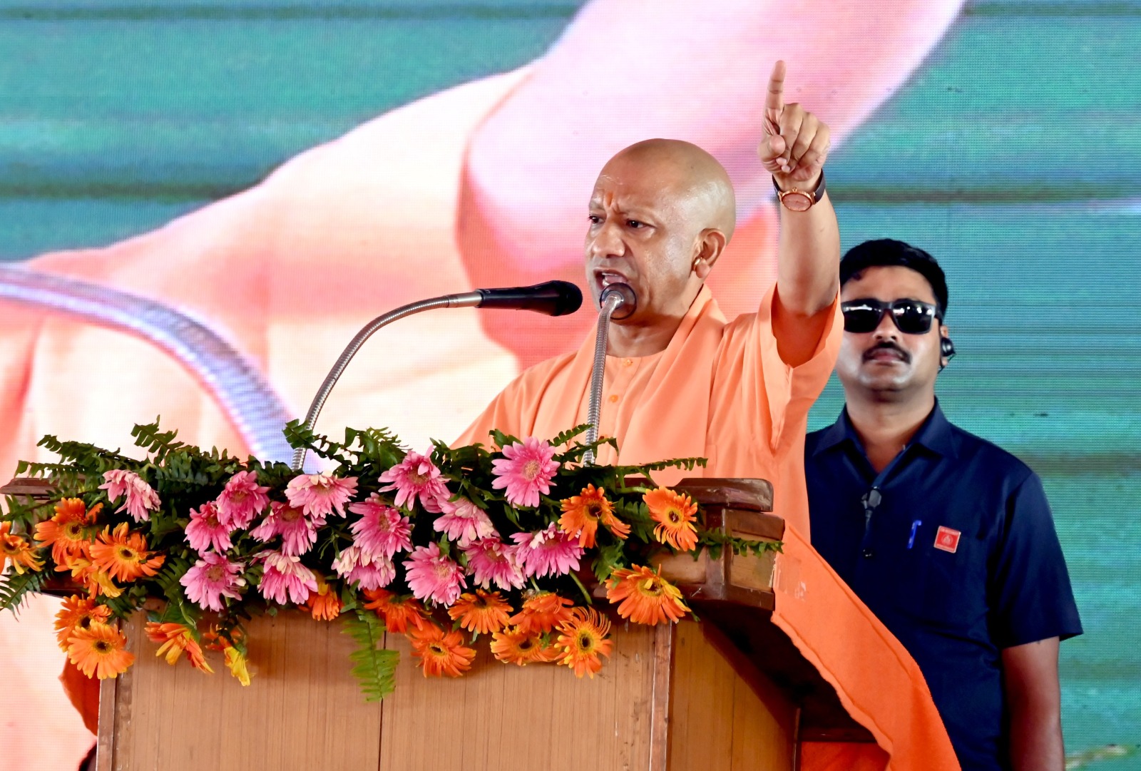 मुख्यमंत्री योगी आदित्यनाथ ने मऊ को दी 392 करोड़ से अधिक की 114 विकास परियोजनाओं की ऐतिहासिक सौगात