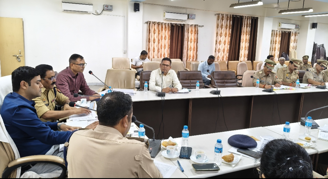 जिलाधिकारी की अध्यक्षता में कानून व्यवस्था की बैठक हुई संपन्न