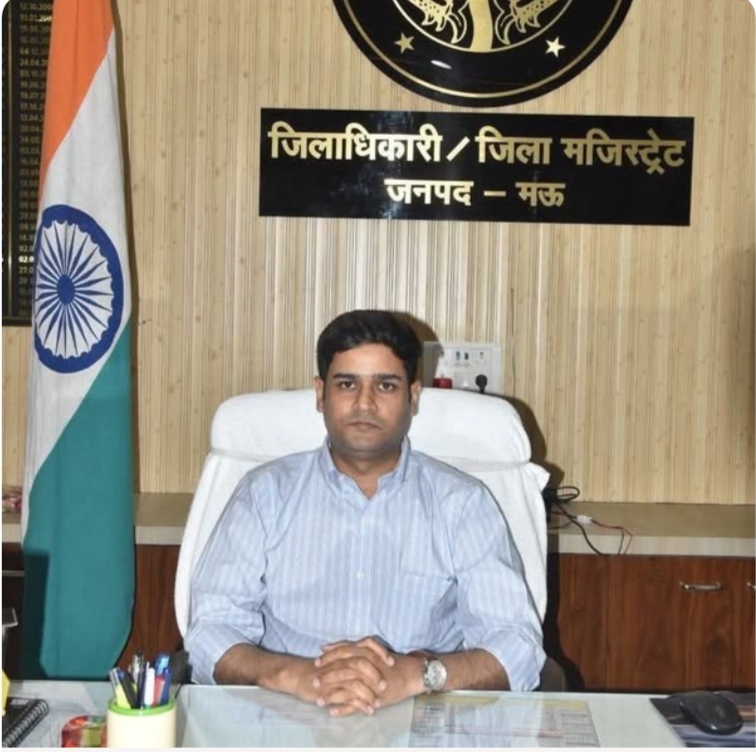 अभिलेखों की लापरवाही पर जिलाधिकारी का बड़ा एक्शन, पांच कर्मचारियों का वेतन रोका