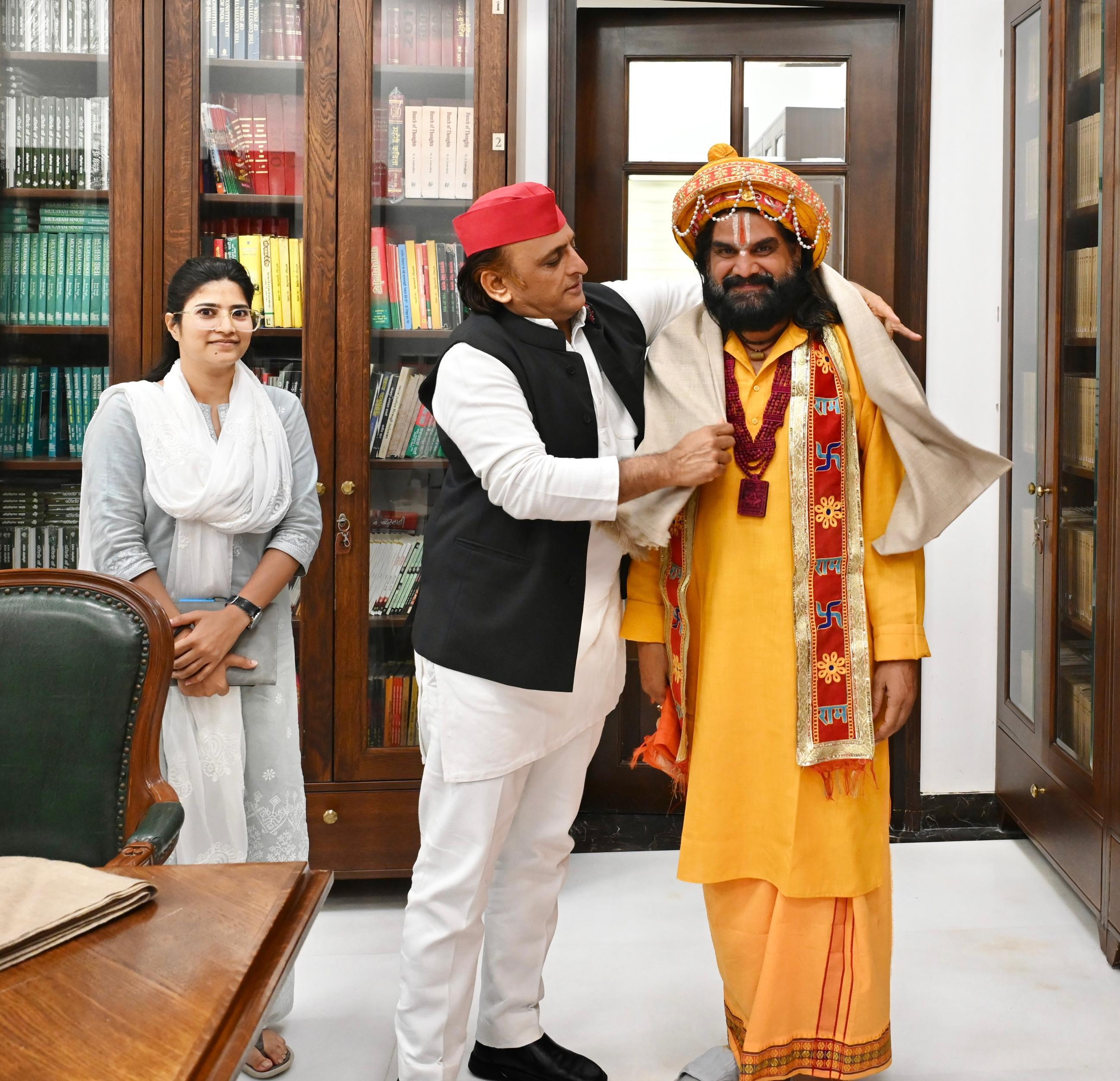 “सनातन की ध्वजा तले सियासत का समर्पण : अखिलेश यादव ने संत परंपरा के चरणों में झुकाकर कहा — ‘संतों के मार्गदर्शन से ही आगे बढ़ेगी हमारी राजनीति’”