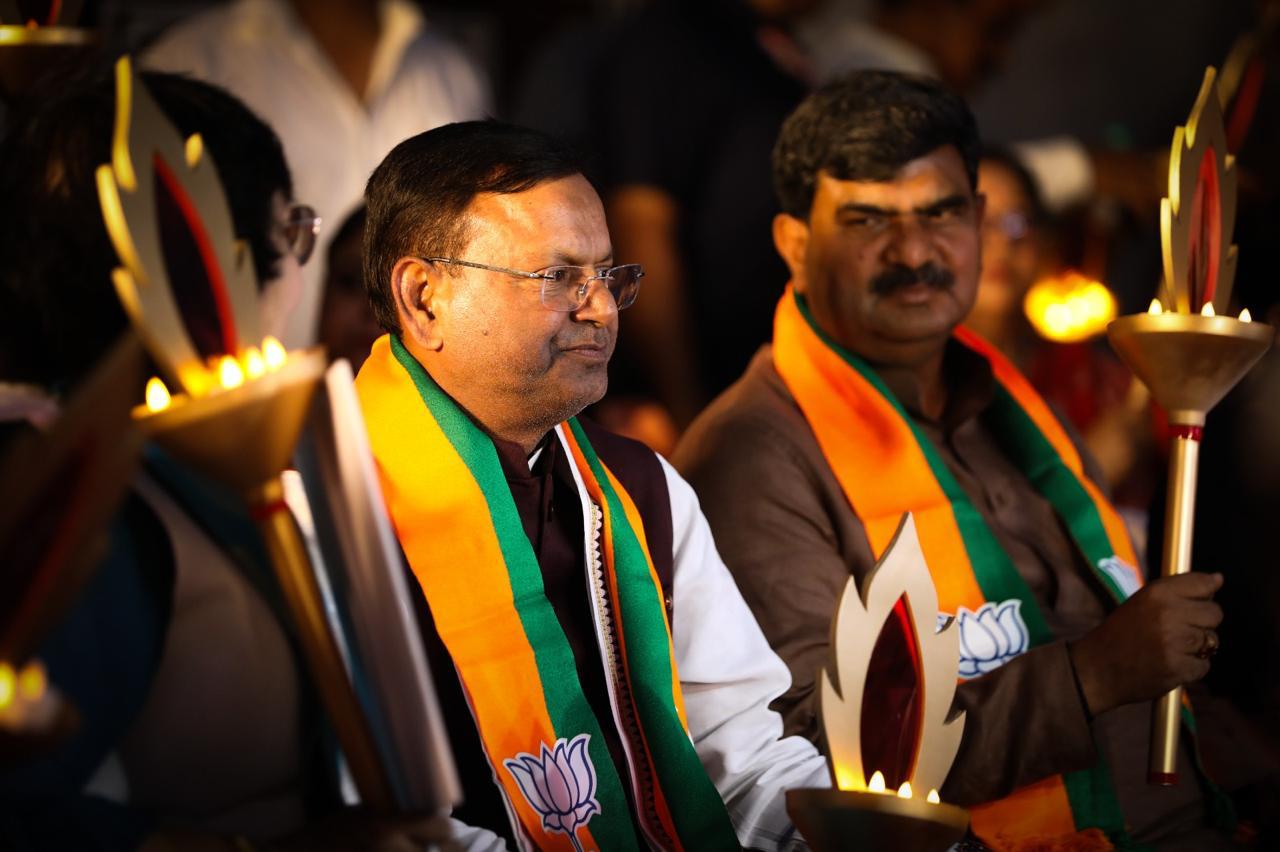 “जब नारी बनी ज्वाला: लखनऊ की सड़कों पर फूटा स्वाभिमान का महाविस्फोट”