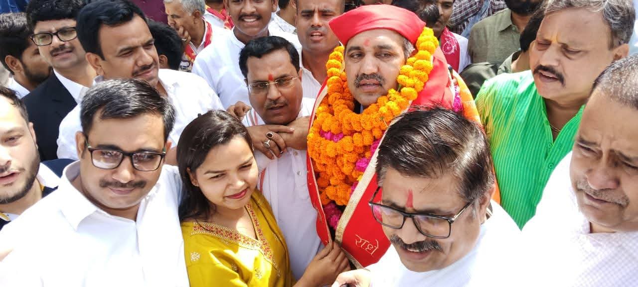 “न्याय के आगे झुका सत्ता का अहंकार — आखिरकार ललित किशोर तिवारी ने ली पार्षद पद की शपथ