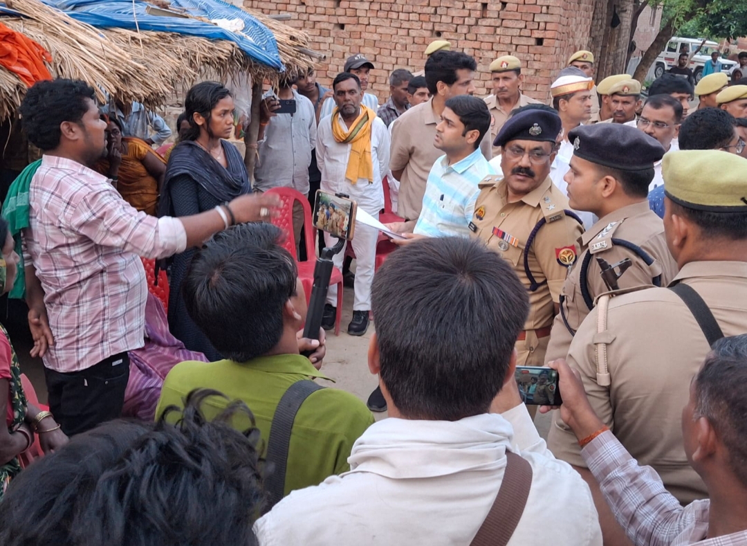 ढोलवन हत्याकांड: जिलाधिकारी एवं पुलिस अधीक्षक ने पीड़ित परिवार से की भेंट, न्याय और हरसंभव सहायता का दिया भरोसा