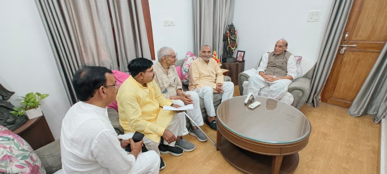 जनसंवाद और जनसरोकारों के केंद्र बने राजनाथ सिंह, विभिन्न प्रतिनिधिमंडलों ने रखे सुझाव