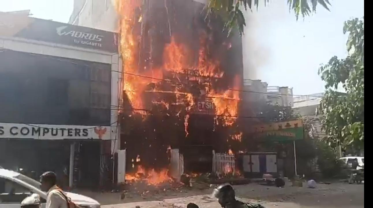 लखनऊ में भीषण अग्निकांड: कोचिंग-लाइब्रेरी भवन में लगी आग, जान बचाने के लिए ऊंचाई से कूदे छात्र, बड़े स्तर पर रेस्क्यू ऑपरेशन जारी