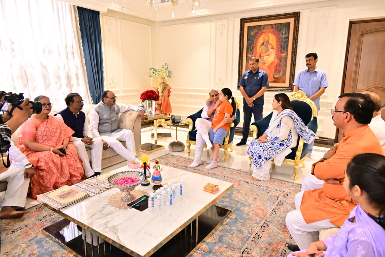 शोक संतप्त परिजनों को ढाँढस बँधाने पहुँचे रक्षामंत्री राजनाथ सिंह, दिवंगत आत्माओं को दी भावभीनी श्रद्धांजलि
