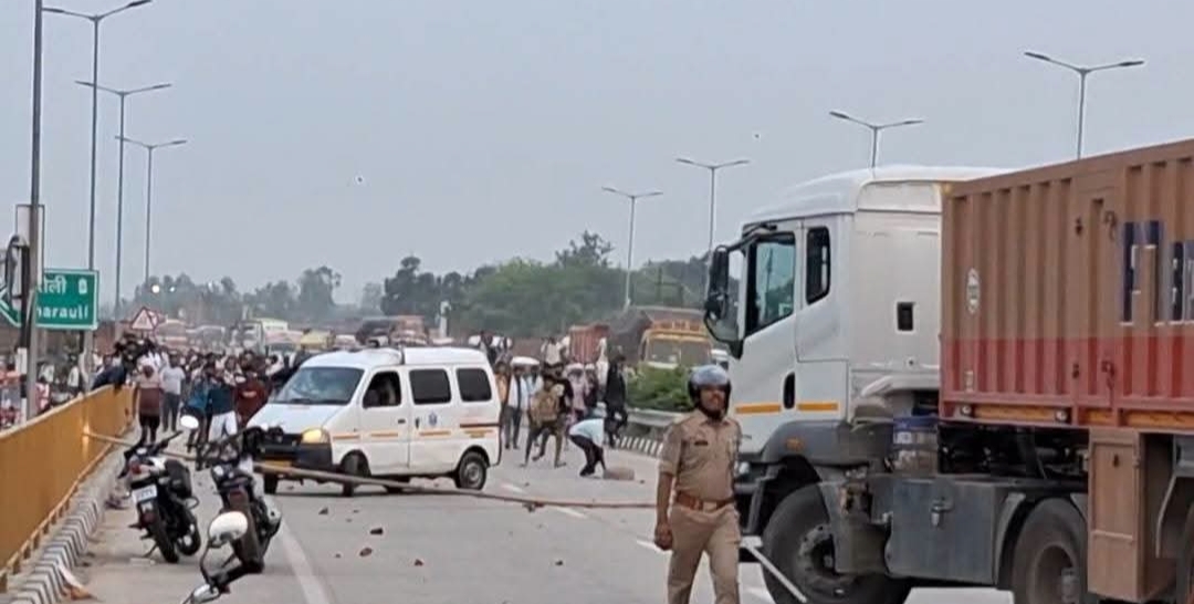 पीढ़वल मोड़ पर दर्दनाक सड़क हादसा: महिला की मौत, आक्रोशित ग्रामीणों ने लगाया जाम