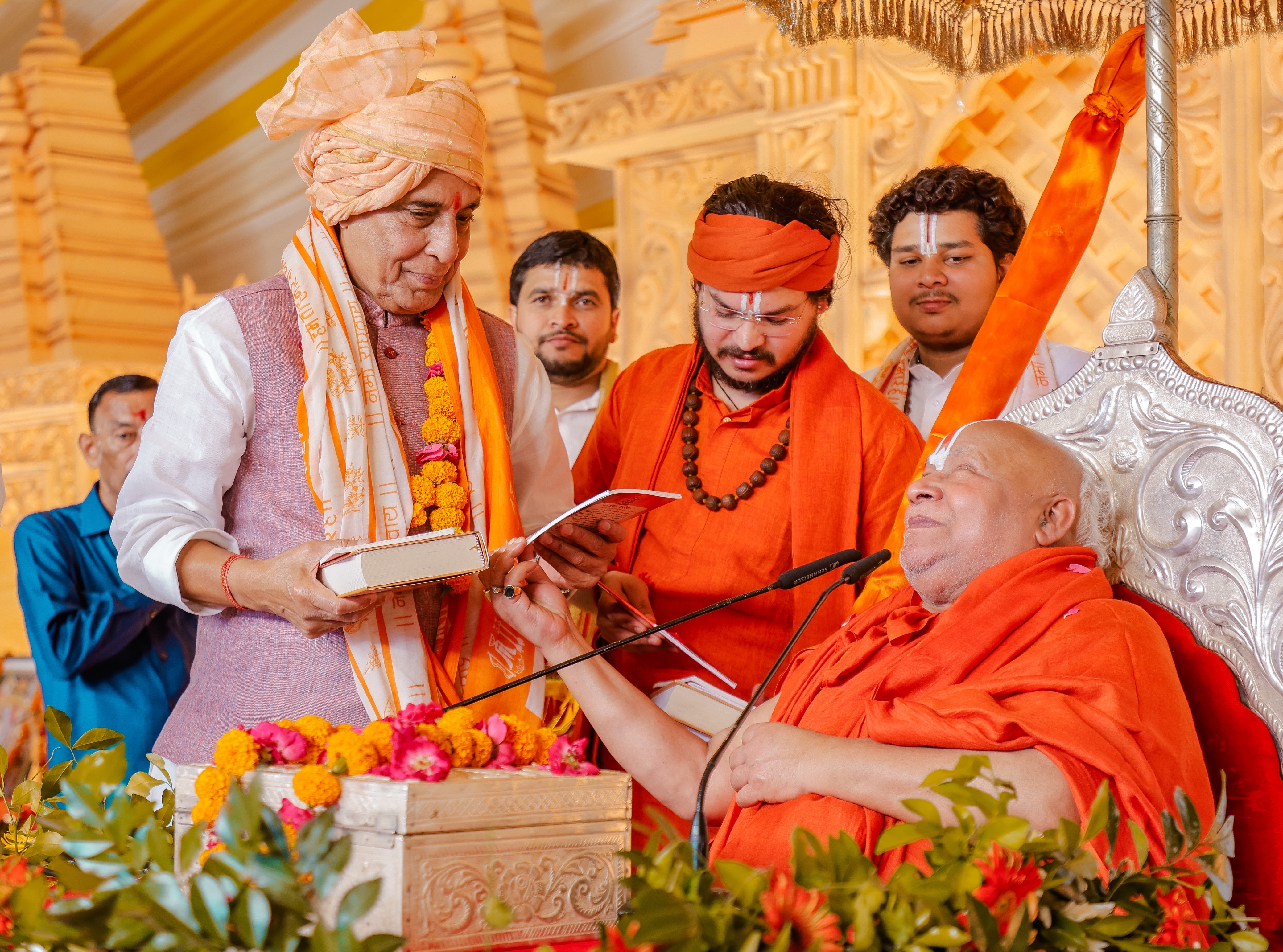 श्रीराम कथा में भाव-विभोर हुए रक्षा मंत्री राजनाथ सिंह, जगद्गुरु रामभद्राचार्य से प्राप्त किया आशीर्वाद