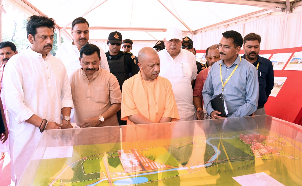 450 करोड़ का कृषि विश्वविद्यालय बदलेगा पूर्वांचल की तस्वीर, निर्माण स्थल पर पहुंचे सीएम योगी