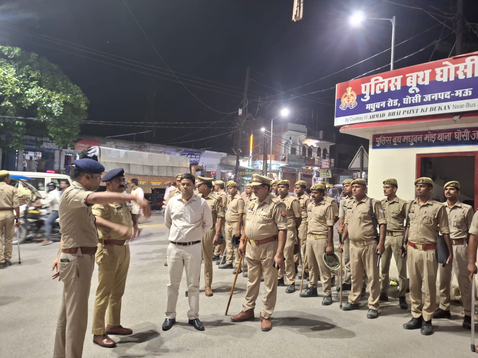मुहर्रम को लेकर जिला प्रशासन सतर्क, डीएम और एसपी ने घोसी में किया फ्लैग मार्च