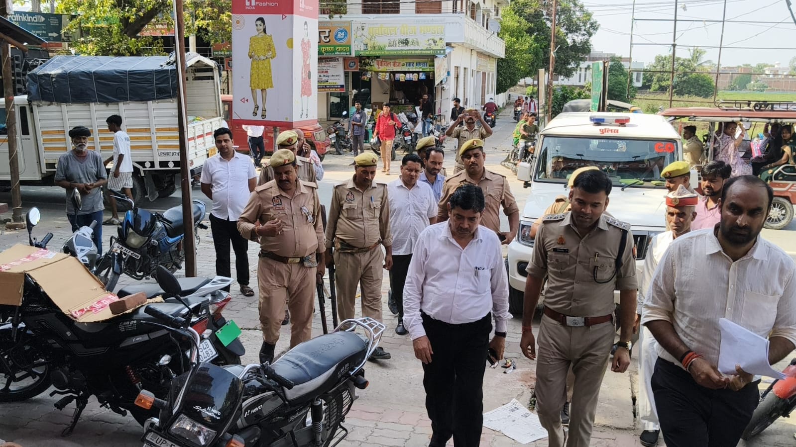 लखनऊ अग्निकांड के बाद जागा प्रशासन, मऊ में फायर सेफ्टी मानकों की हुई सघन जांच