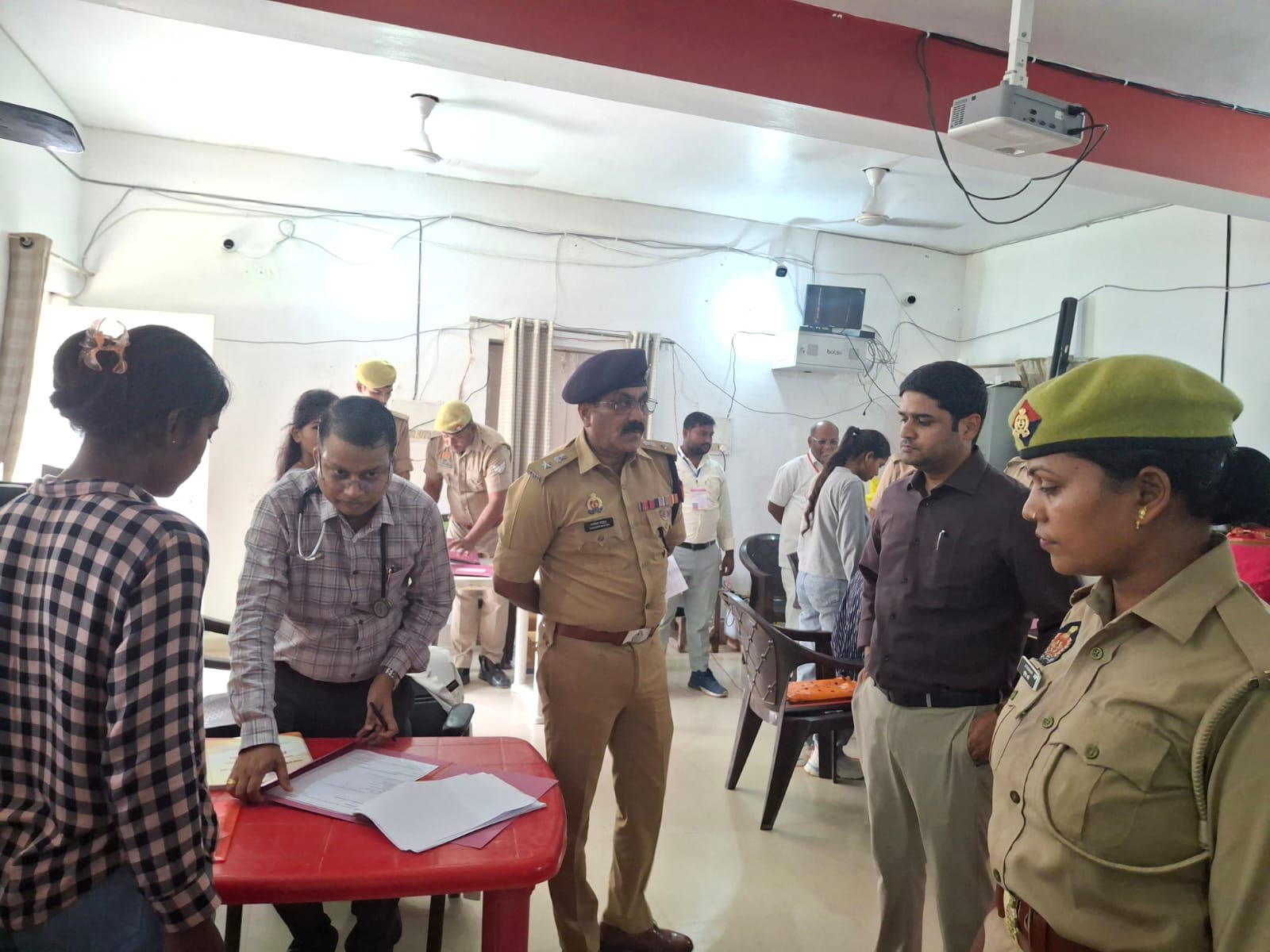 होमगार्ड भर्ती प्रक्रिया का जिलाधिकारी आनंद वर्द्धन ने किया औचक निरीक्षण, निष्पक्षता और पारदर्शिता पर दिया विशेष जोर