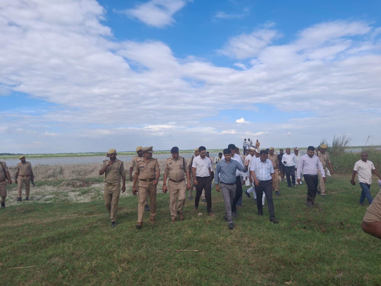 सरयू तट संरक्षण परियोजना का डीएम ने किया निरीक्षण, 566.16 लाख की योजना से 8400 लोगों को मिलेगी सुरक्षा