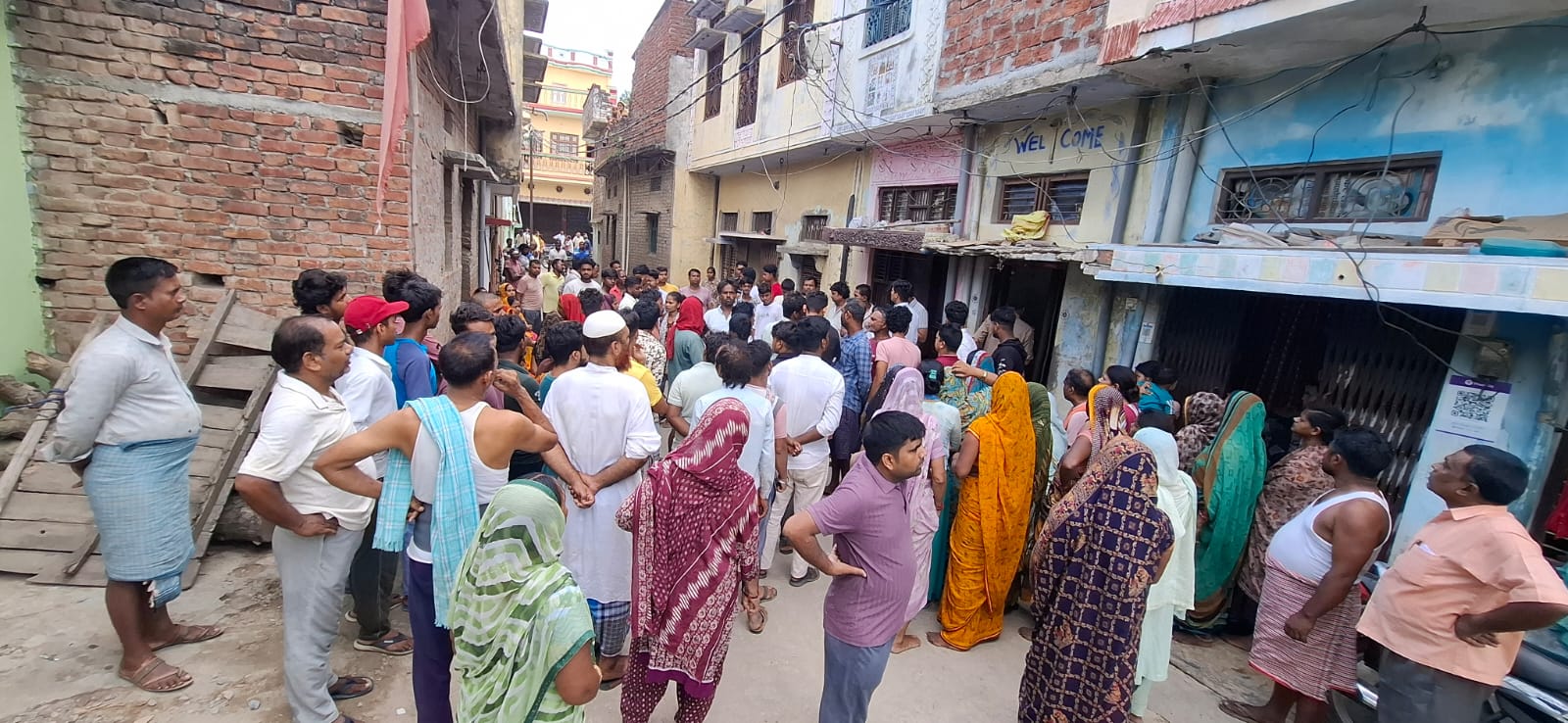 दुबारी में शिव मंदिर के समीप युवक का शव फंदे से लटका मिला, क्षेत्र में सनसनी; पुलिस और फोरेंसिक टीम जांच में जुटी