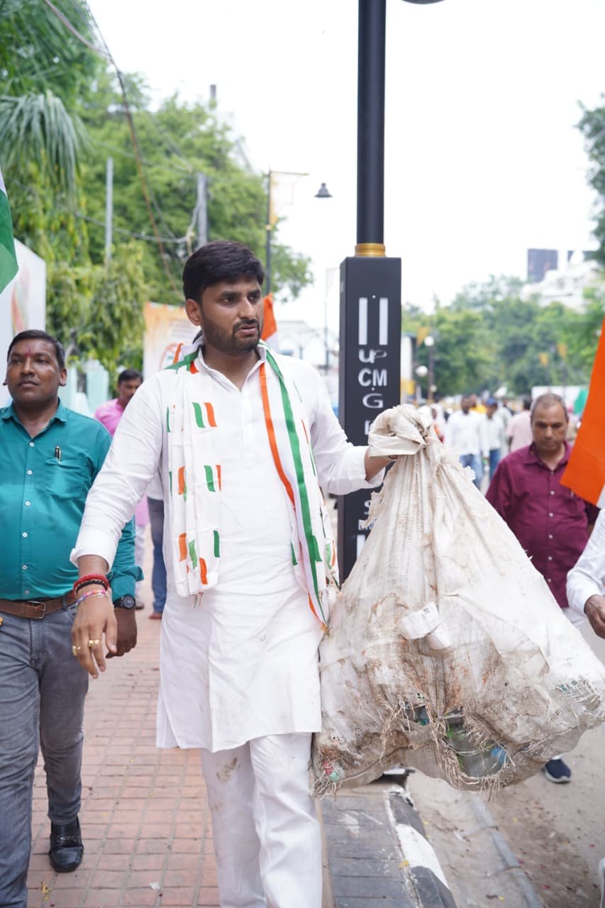 नारे खत्म हुए तो नीरज सिंह ने उठाई बोरी, सड़क पर बिखरा कचरा समेट दिया
