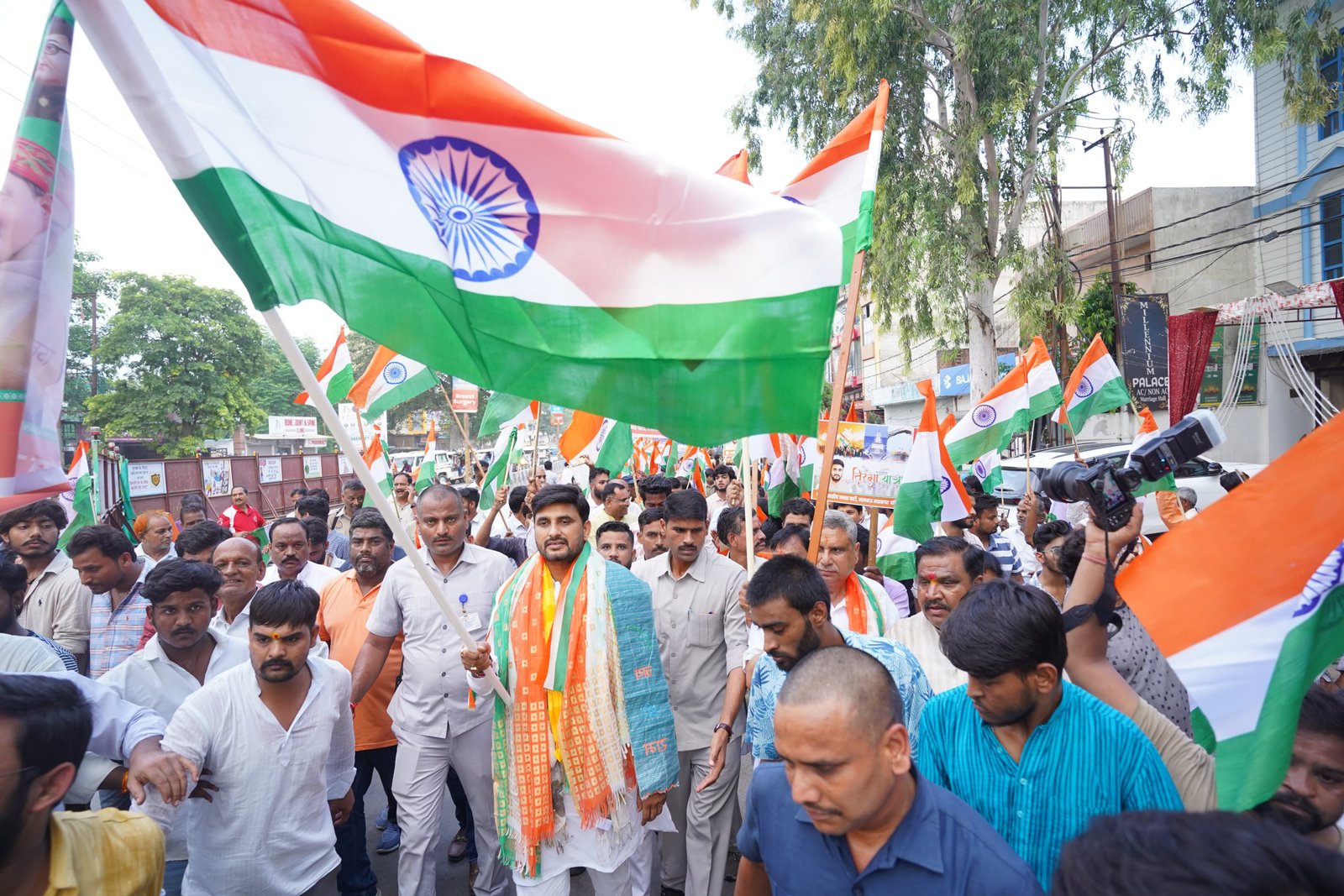 तिरंगे के साथ सड़कों पर उतरा लखनऊ, ‘हर घर तिरंगा’ अभियान को मिला व्यापक जनसमर्थन