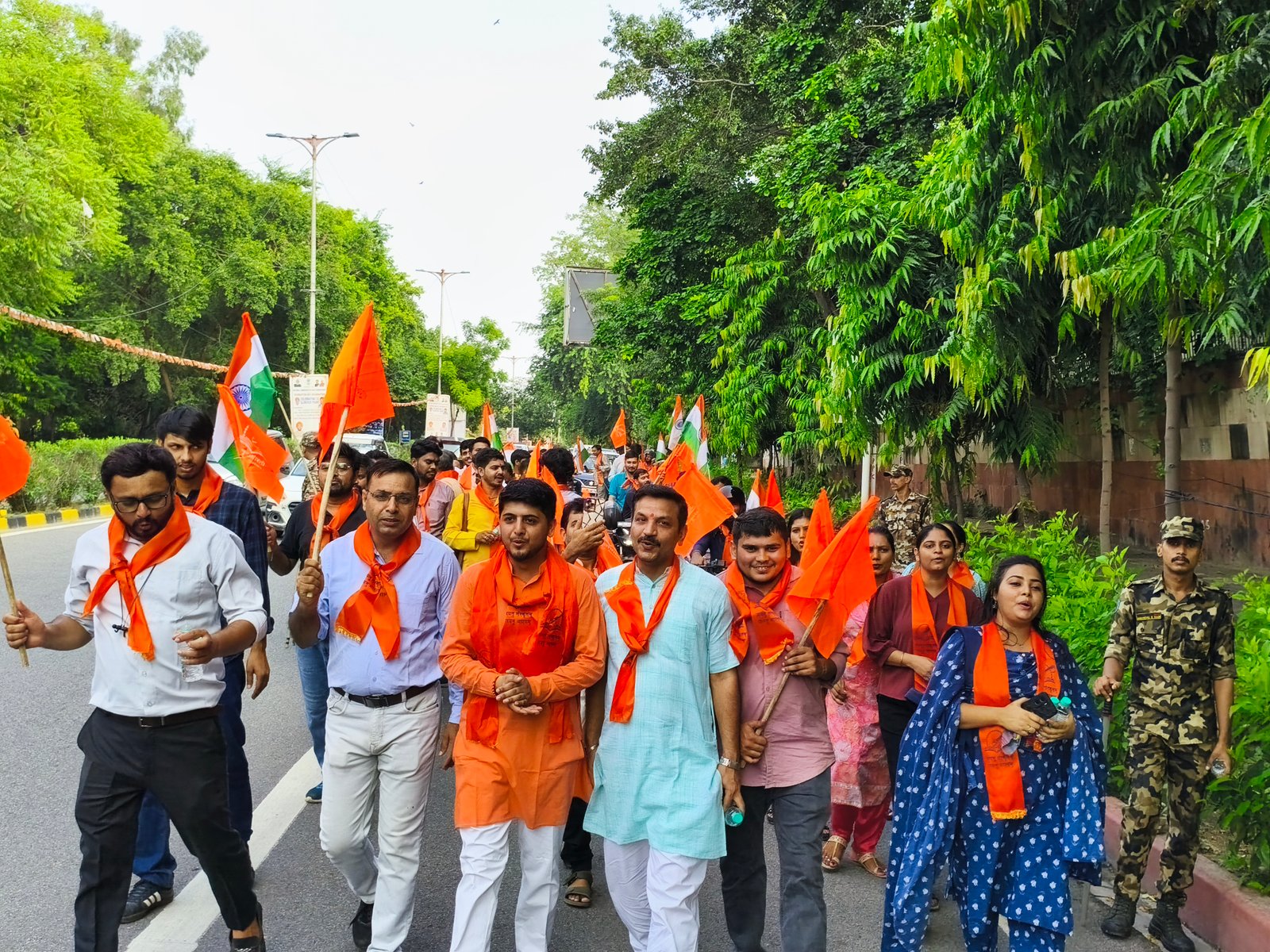 संस्कृत के जयघोष से गूंज उठी राजधानी, कनॉट प्लेस में निकली भव्य शोभायात्रा
