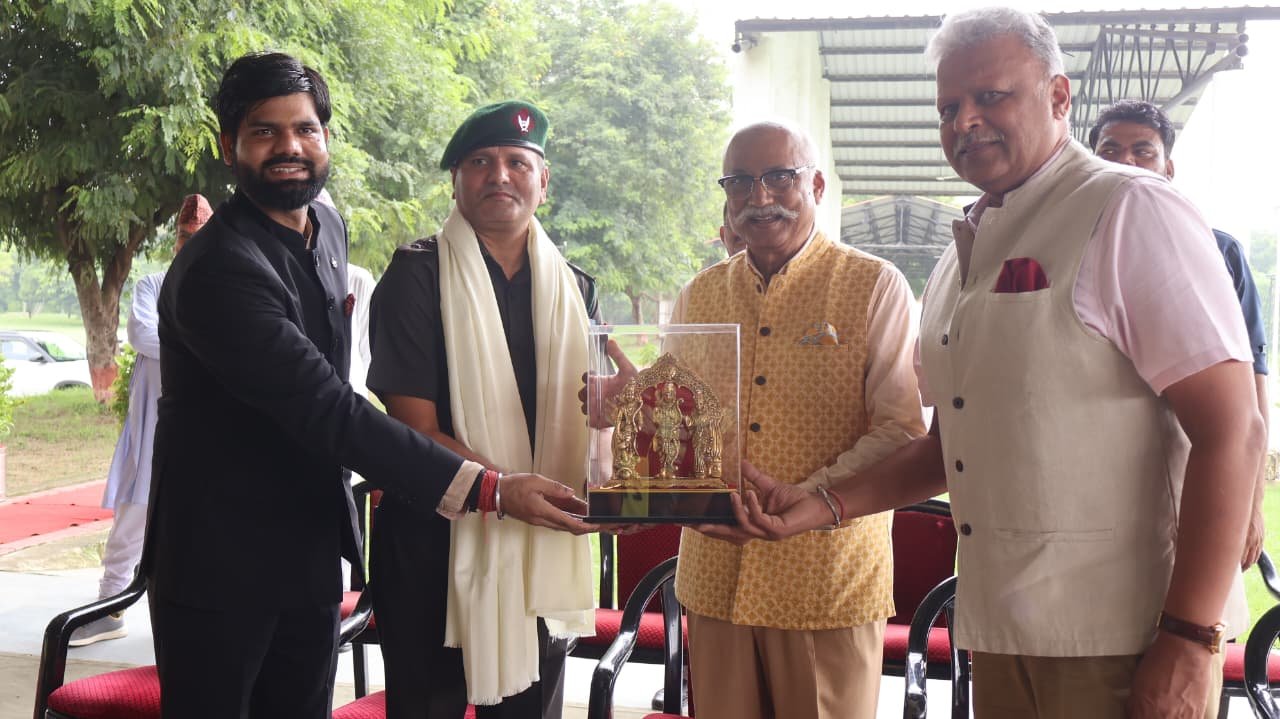 राष्ट्र के प्रहरियों की कलाई पर बंधा रक्षा-सूत्र