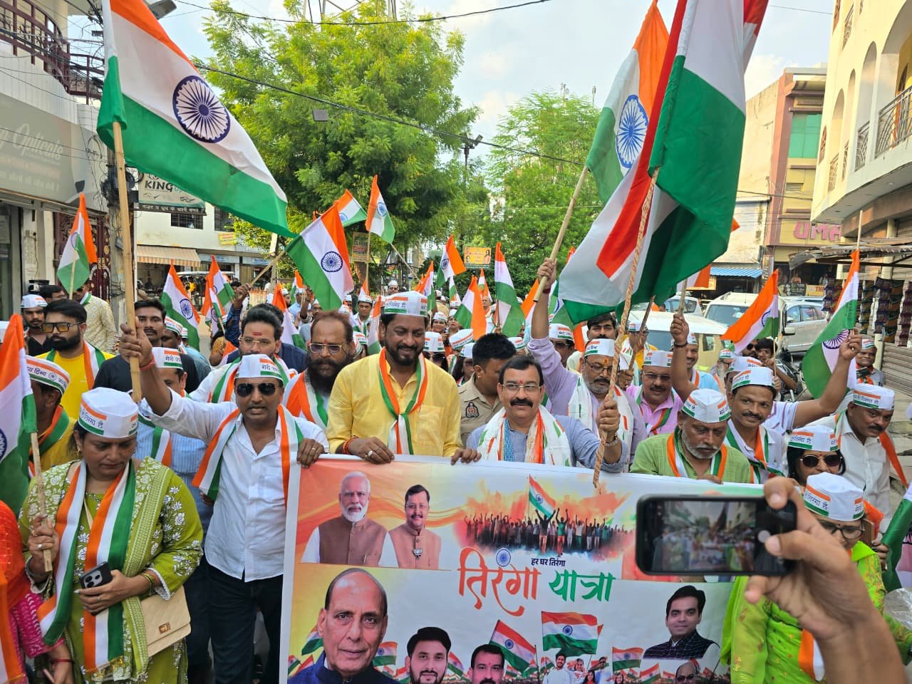 तिरंगे के रंग में रंगा लखनऊ, मंडलों में गूंजा राष्ट्रभक्ति का संदेश