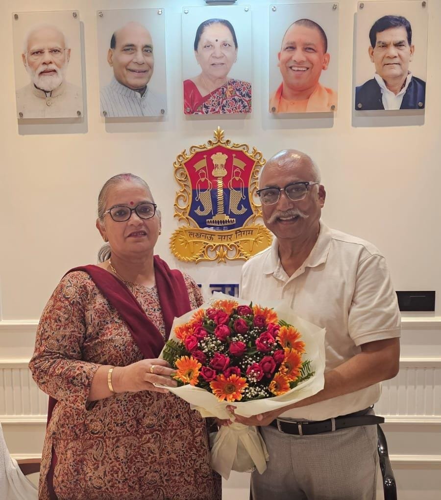 महापौर लखनऊ सुषमा खर्कवाल से जितेन्द्र प्रताप सिंह सम्पर्क प्रमुख पूर्वी उत्तरप्रदेशक्षेत्र संस्कृतभारती ने की शिष्टाचार भेंट