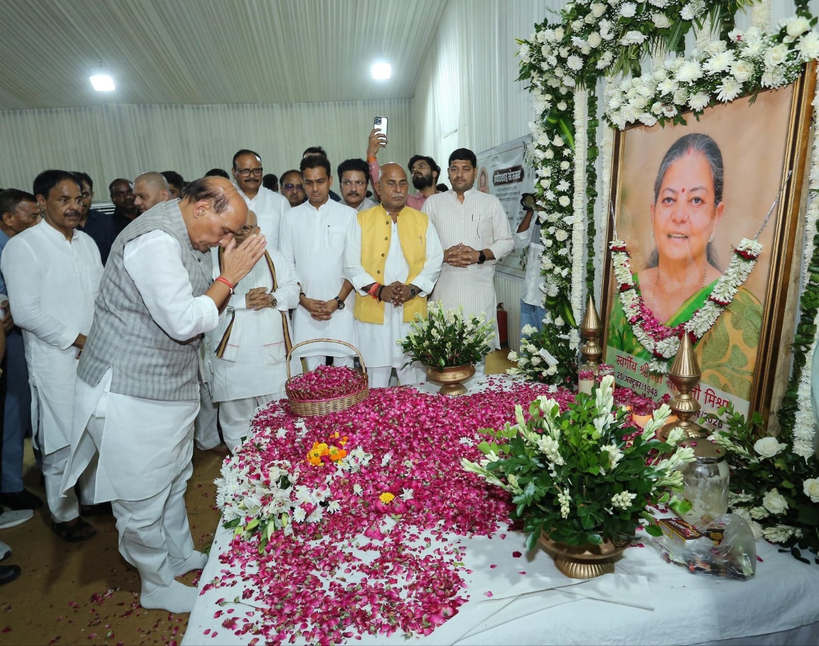 कलराज मिश्र की पत्नी के निधन पर रक्षा मंत्री राजनाथ सिंह ने दी भावभीनी श्रद्धांजलि