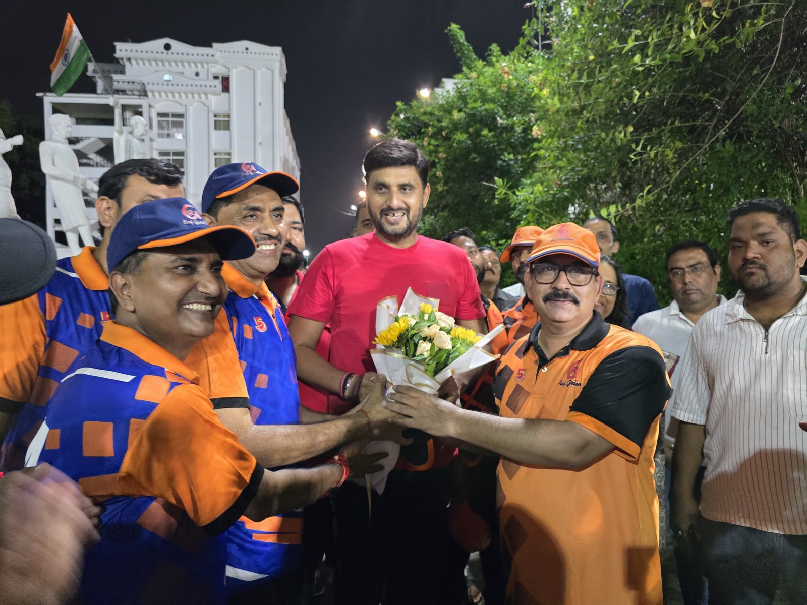 मैदान पर दिखा मैत्री का जोश, तीन गेंद शेष रहते आनंद द्विवेदी की टीम ने मारी बाजी