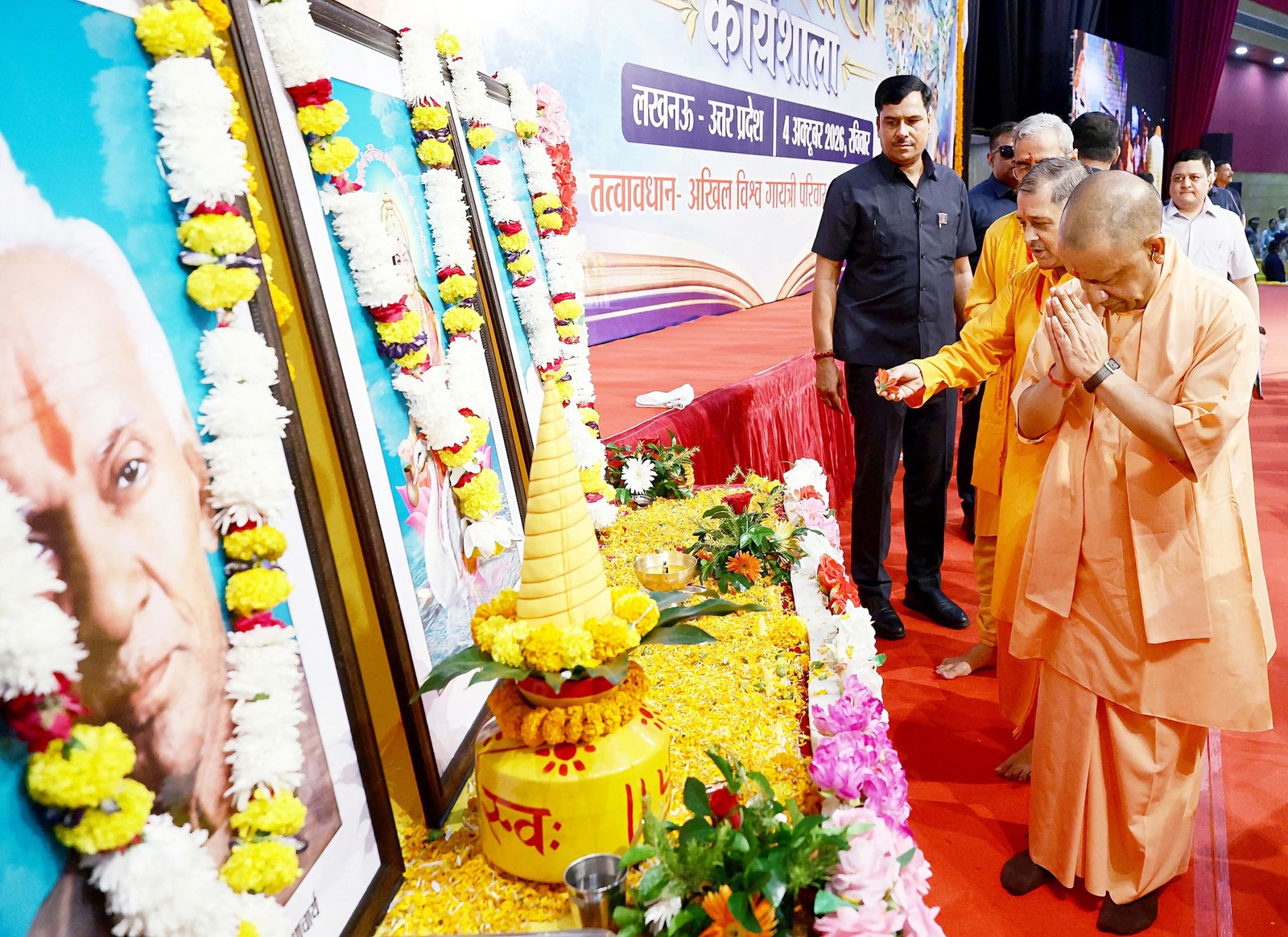 गायत्री परिवार के शताब्दी संकल्प से 2047 के भारत तक—योगी ने शिक्षकों को सौंपा ‘युग निर्माण’ का दायित्व