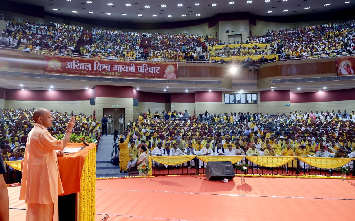 गायत्री परिवार के शताब्दी संकल्प से 2047 के भारत तक—योगी ने शिक्षकों को सौंपा ‘युग निर्माण’ का दायित्व
