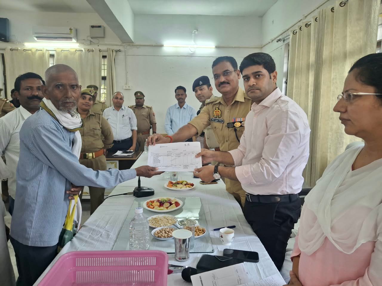संपूर्ण समाधान दिवस में डीएम आनंद वर्धन का त्वरित हस्तक्षेप, वर्षों की भागदौड़ के बाद शिकायतकर्ता को मिली शुद्ध खतौनी
