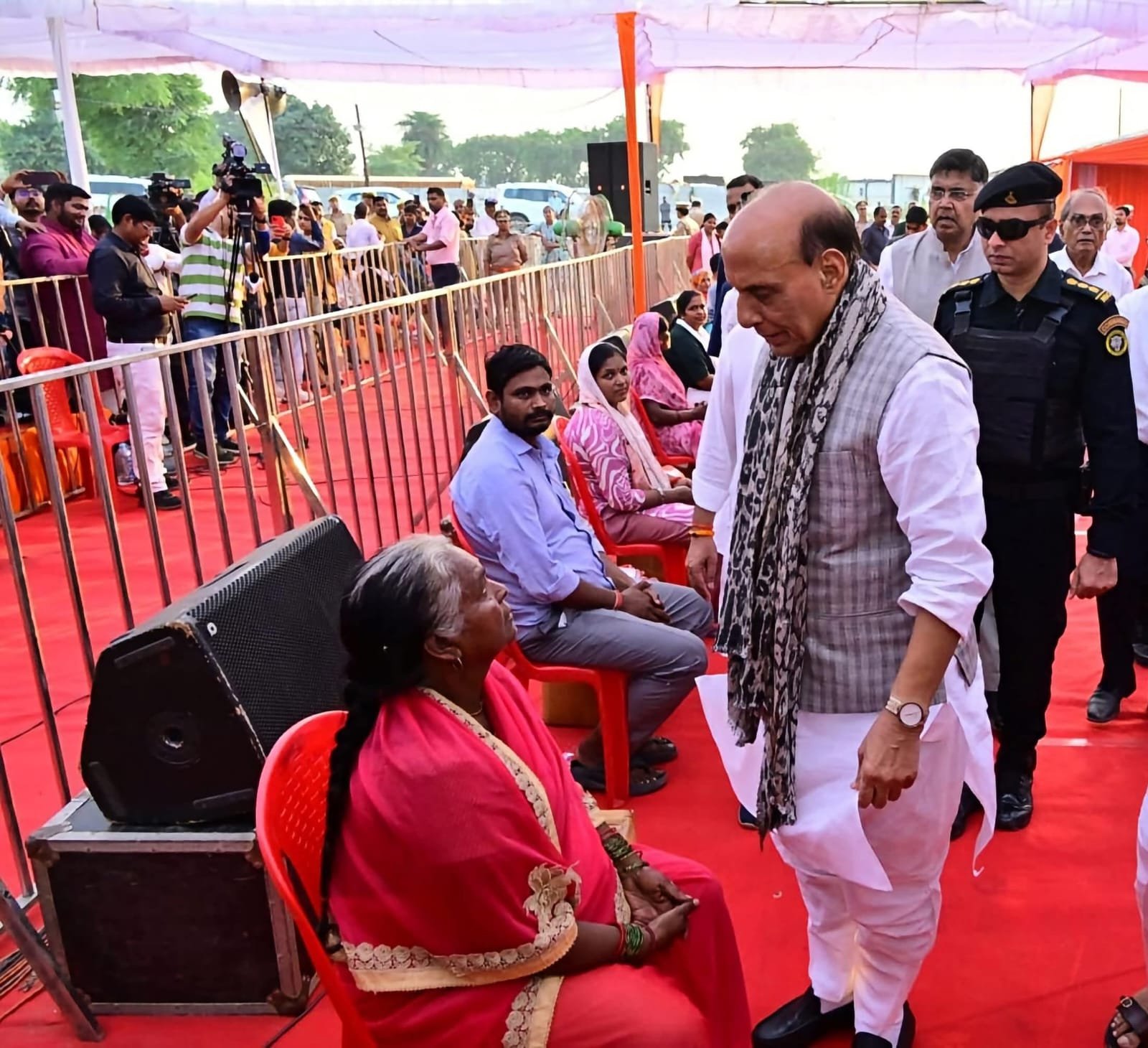फैजुल्लागंज में बाढ़ पीड़ितों तक पहुंची राहत की खेप, राजनाथ सिंह की पहल पर 10 हजार राशन किट वितरण अभियान तेज
